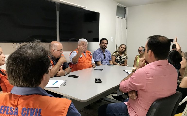 Solo instável: Defesa Civil discute ações com população afetada