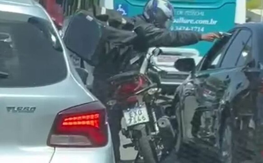 Assaltante tenta atirar em motorista de aplicativo durante roubo em BH, mas arma falha; veja vídeo