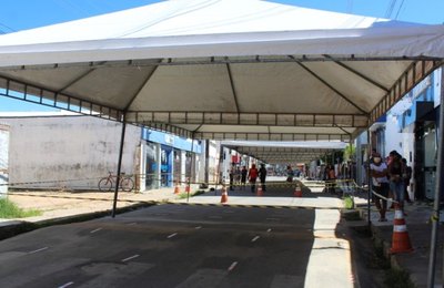 Prefeitura instala tendas em frente às agências bancárias e lotéricas de Coruripe