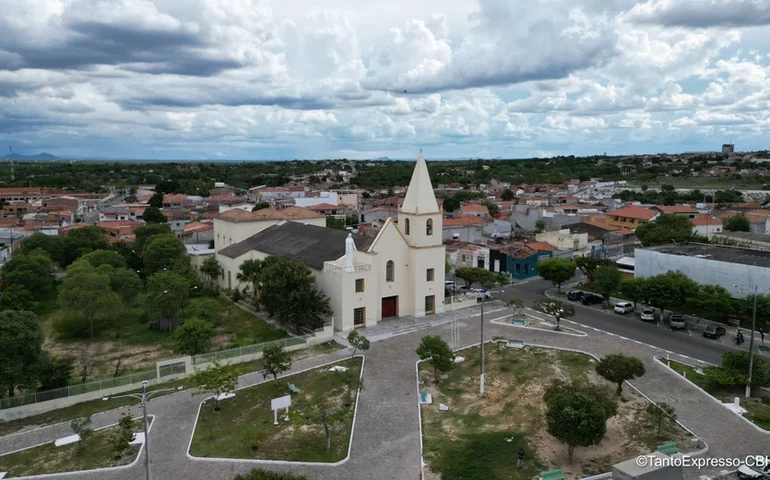 Retroescavadeira rompe tubulação e prejudica abastecimento de Delmiro Gouveia