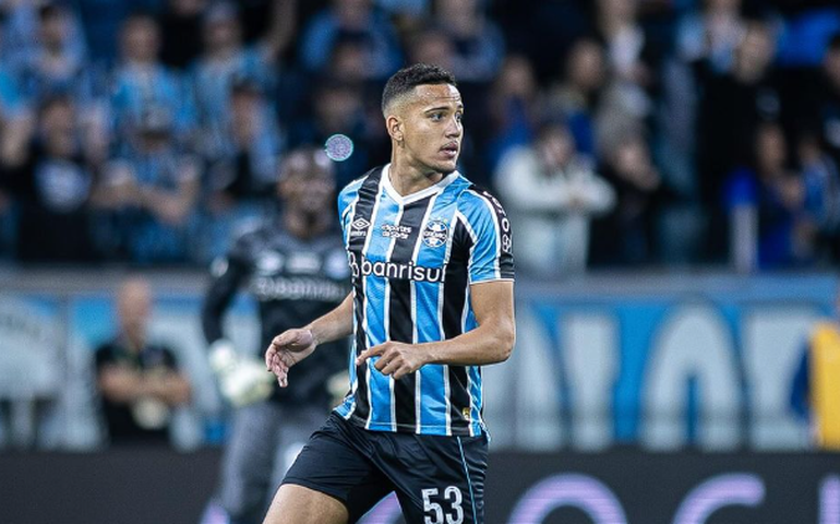 Zagueiro Gustavo Martins sofre lesão na coxa e vira dúvida do Grêmio para o Gre-Nal