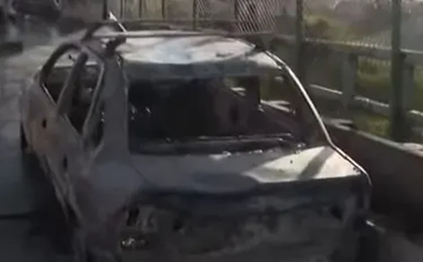 Carro é destruído por incêndio na Ponte do Reginaldo, em Maceió, e motorista desaparece