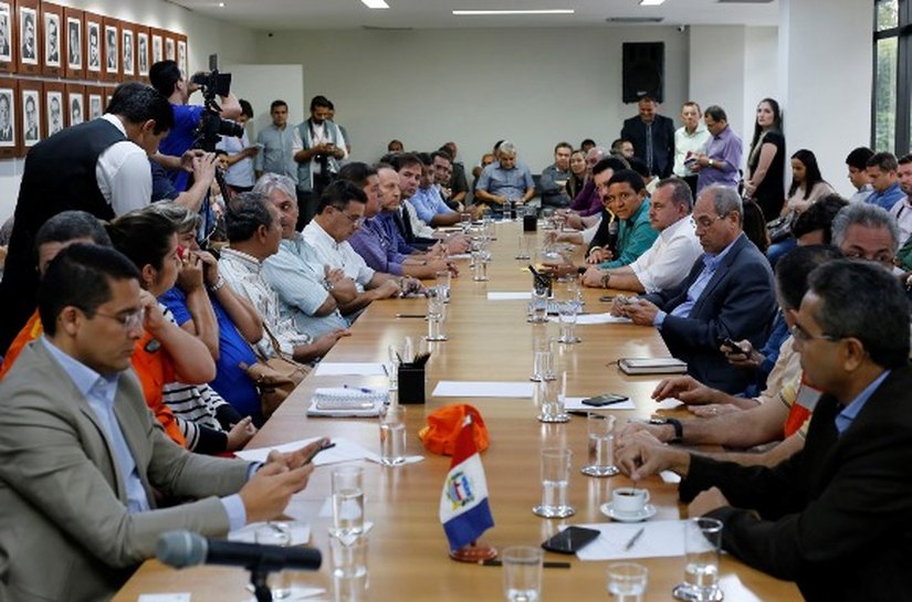 Governador pede união de prefeitos para recuperar cidades afetadas pelas chuvas