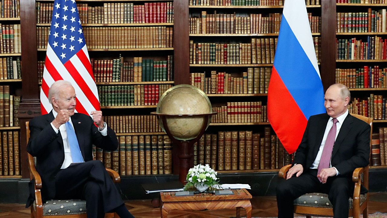 Putin e Biden mantêm canais indiretos de comunicação desde início do conflito ucraniano, diz mídia