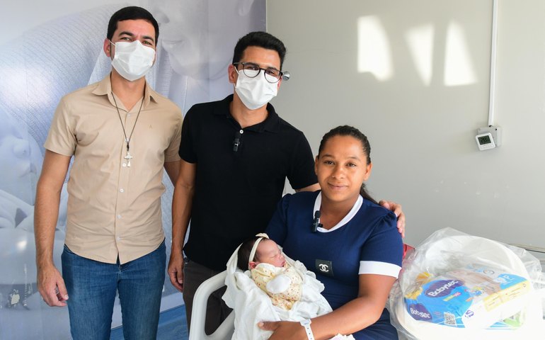 Primeiro bebê nascido em 2024 recebe visita do secretário de Ações de Saúde da Sesau