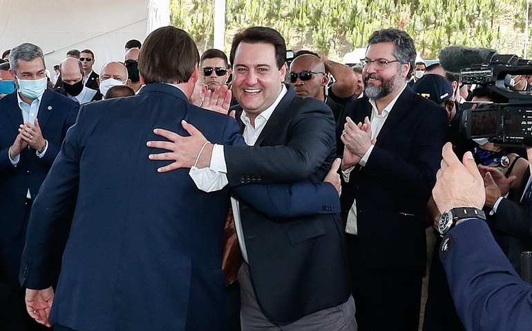 Bolsonaro chega a Foz do Iguaçu (PR) e é recebido pelo governador Ratinho Junior