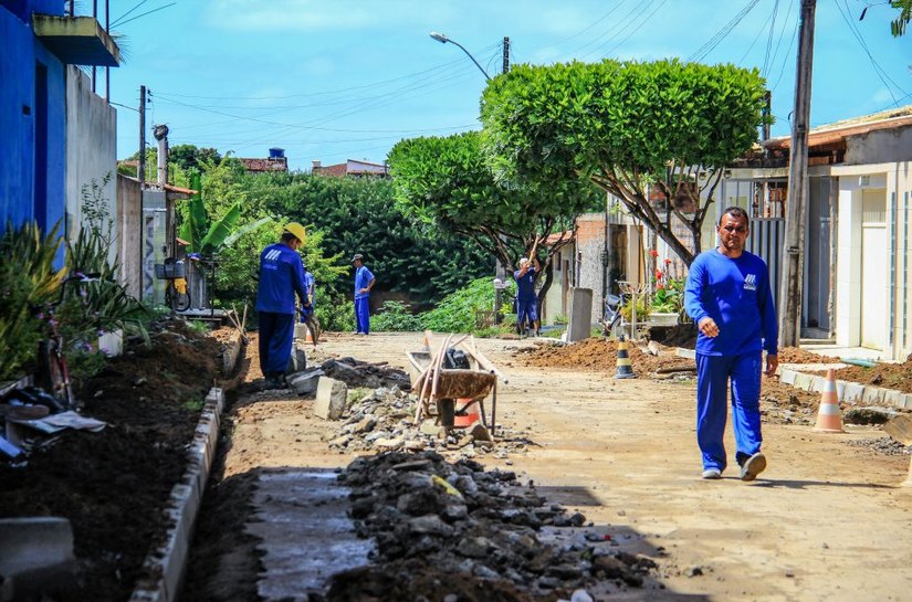 Rui Palmeira vistoria obras de reurbanização no Benedito Bentes