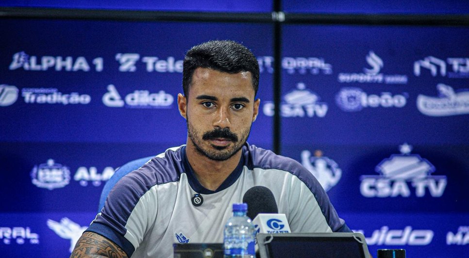Volante Fabrício Bigode concedeu entrevista coletiva no CT Gustavo Paiva nesta sexta (24) / Foto: Allan Max/CSA
