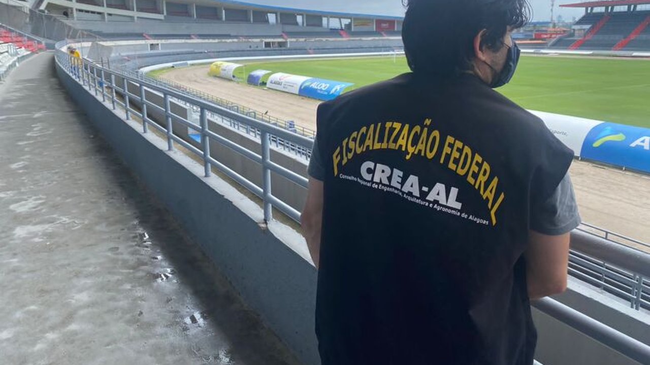 Fiscalização do Crea-AL visita estádio Rei Pelé e cobra informações sobre responsáveis técnicos por manutenção e reforma