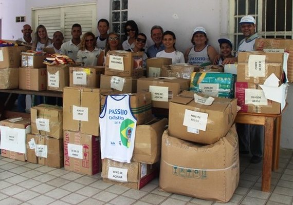 Família numerosa recebe alimentos arrecadados em passeio ciclístico