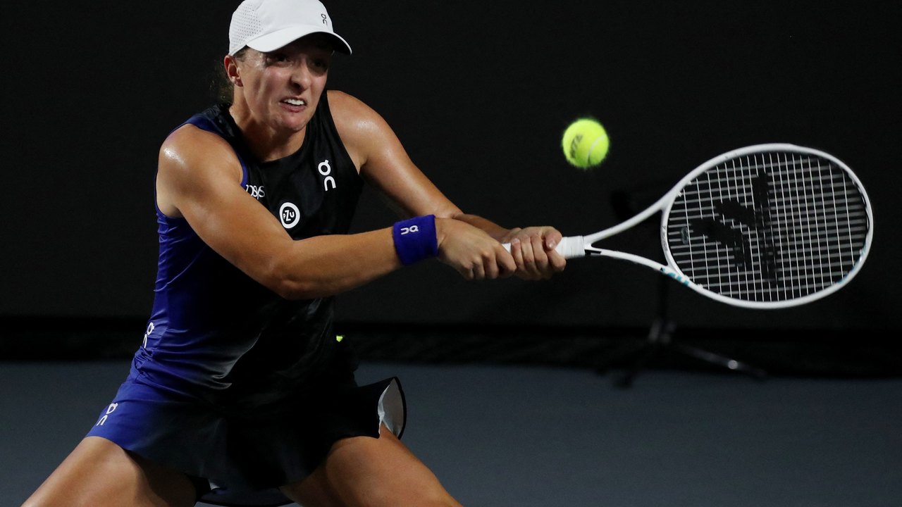 Swiatek arrasa Sabalenka em jogo de 2 dias e decide WTA Finals com Pegula para voltar ao topo