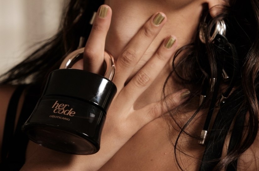 O Boticário decifra o ‘cheiro da Marina Sena’ e apresenta Her Code como a assinatura olfativa da artista