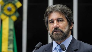 Senador Valdir Raupp (PMDB-RO) diz que criar novos partidos ameaça a política Foto: Lia de Paula