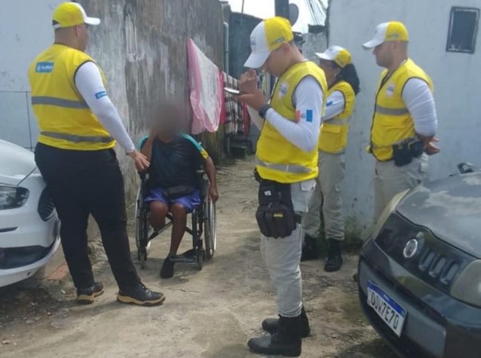Ronda no Bairro presta apoio a idoso cadeirante em situação de extrema vulnerabilidade no Benedito Bentes