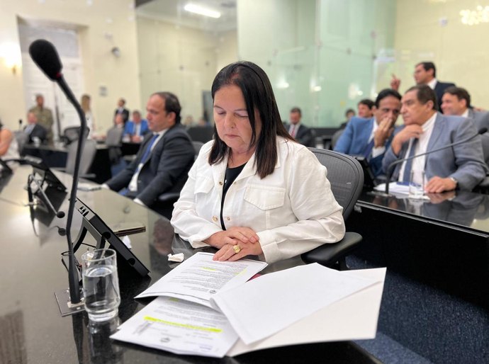 Fátima Canuto solicita medidas urgentes da BRK para regularização do abastecimento de água em Pilar