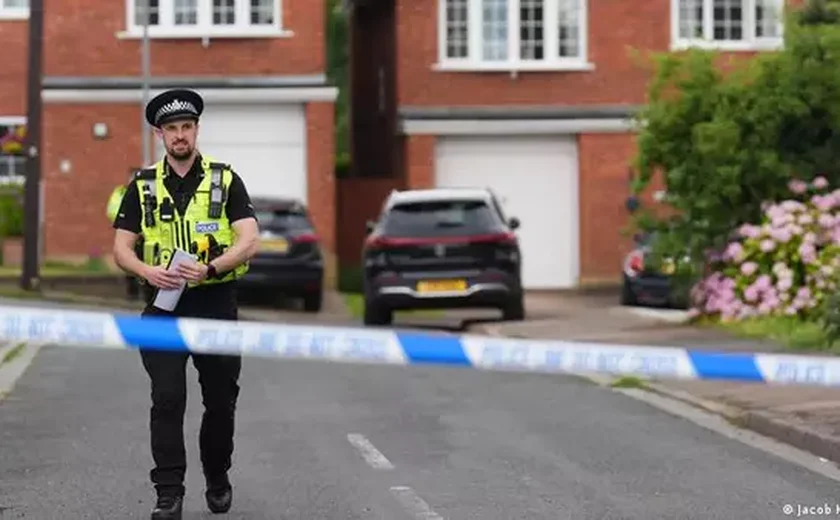 Cidade britânica onde três meninas foram mortas a facadas sofre com onda de conflitos violentos nas ruas