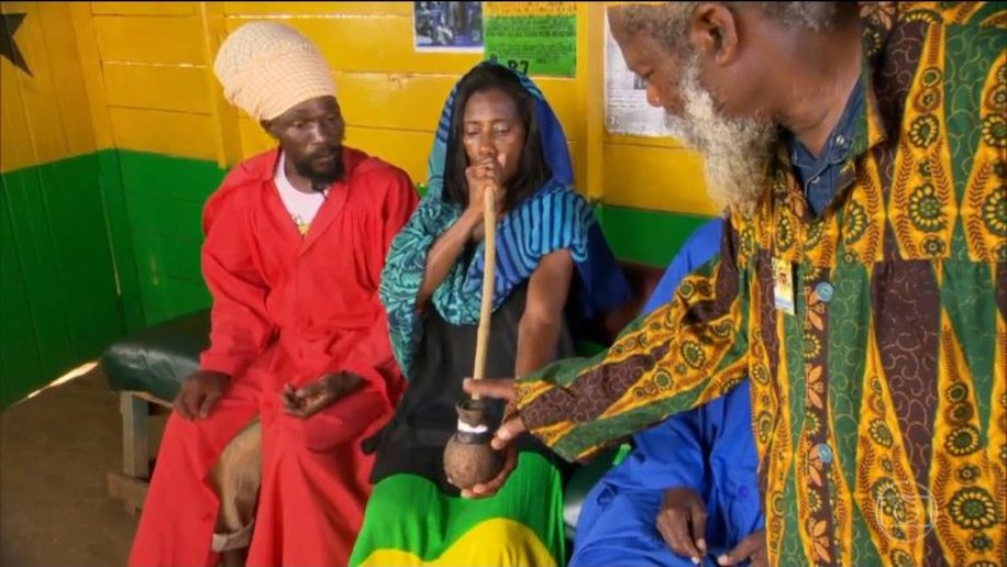 Glória Maria causa polêmica ao fumar maconha no “Globo Repórter”