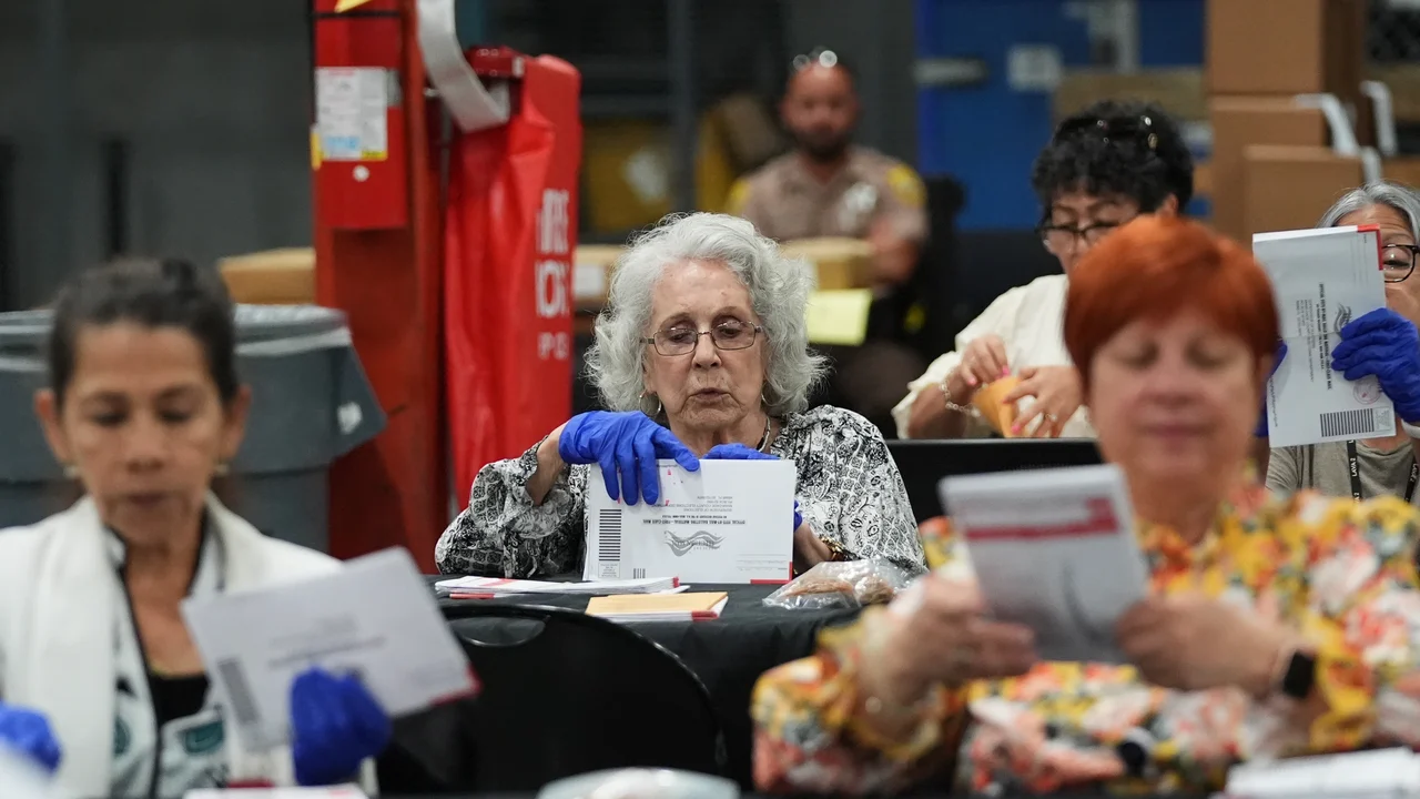 Juiz federal avalia possibilidade de estender proibição às mudanças no sistema de votação por correio do Serviço Postal dos EUA.