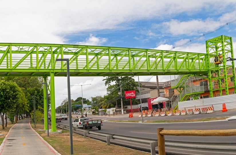Obras da passarela para pedestres avançam na avenida Durval de Góes Monteiro