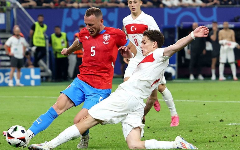 Vitória da Turquia sobre a República Tcheca foi o jogo com mais cartões da história da Eurocopa