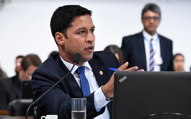 Combate ao abandono escolar é foco de projeto relatado por Rodrigo Cunha