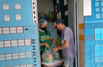 Educação de Santana do Mundaú segue entregando kits de gêneros alimentícios