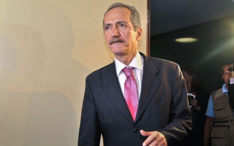 Moraes ameaça prender Aldo Rebelo durante audiência sobre tentativa de golpe