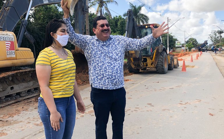 Secretária Gabriela e prefeito Gilberto Gonçalves vistoriam avanço de obra na principal avenida de Rio Largo
