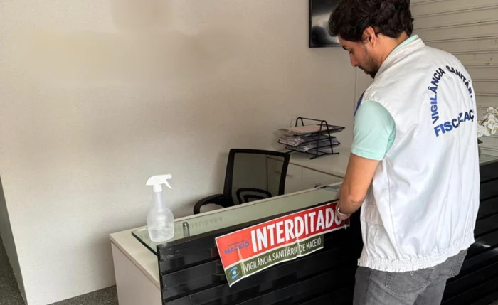 Funcionário da Visa durante interdição da clínica odontológica no Clima Bom