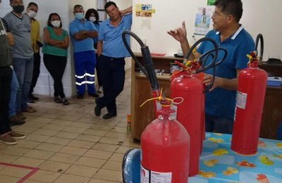 Prevenção: Casal substitui extintores e treina colaboradores contra princípio de incêndio