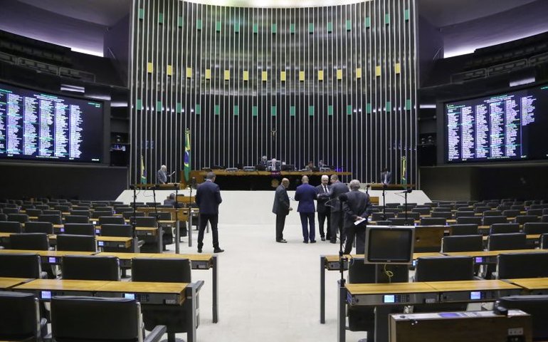 Câmara dos Deputados encerra a discussão e vota PEC da Blindagem de parlamentares