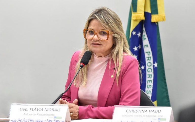 Comissão aprova projeto que obriga plano de saúde a cobrir cirurgia de redução de mama