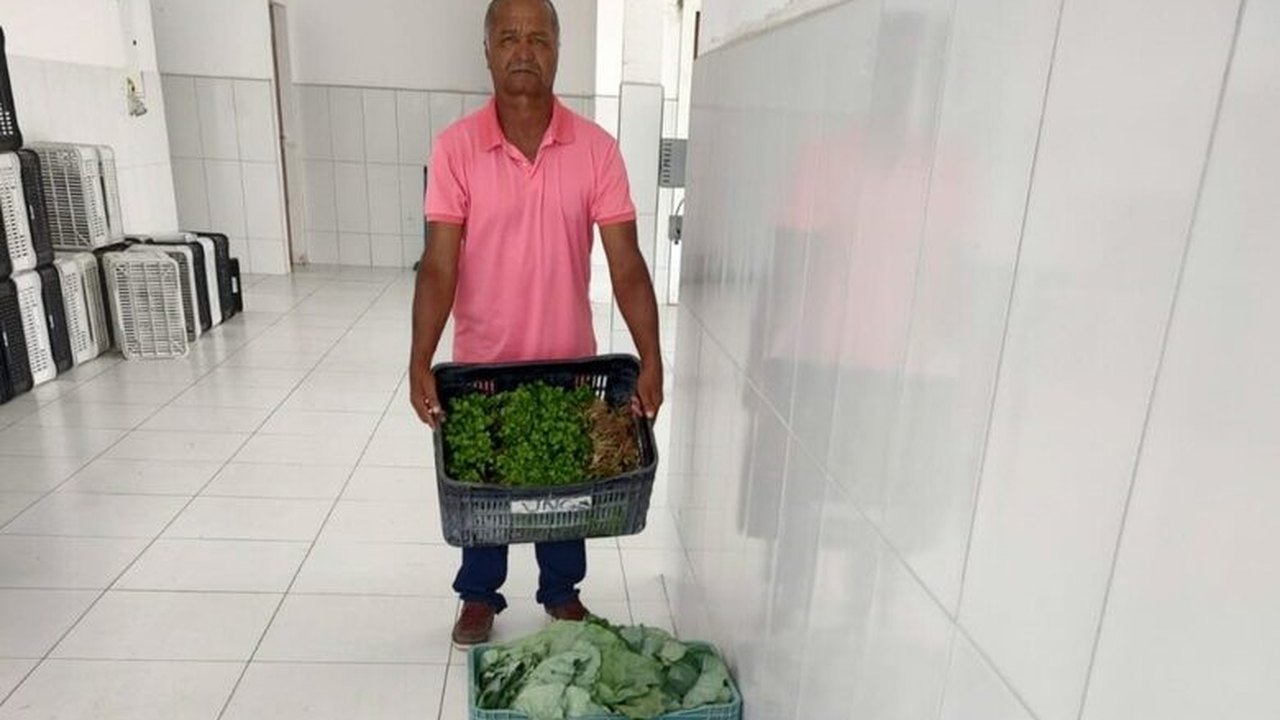 Agricultores de Penedo entregam primeira remessa de itens para alimentação escolar em 2023