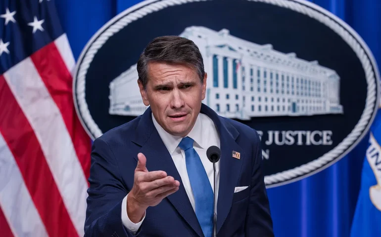 Departamento de Justiça rapidamente demite advogado escolhido como promotor federal superior para o escritório da Virgínia