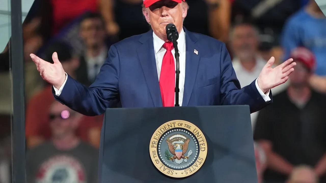 Trump retira Lance Schroyer, ex-policial rodoviário do estado de Oklahoma, da sua nomeação para chefiar o ICE (Serviço de Imigração e Alfândega dos EUA).