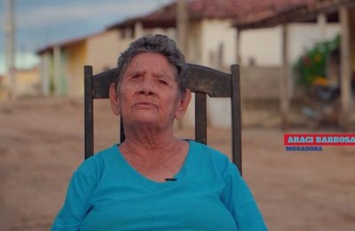 Moradora do Povoado Pedra D’agua está surpresa com pavimentação: ‘pensei que ia morrer e não ver a obra‘
