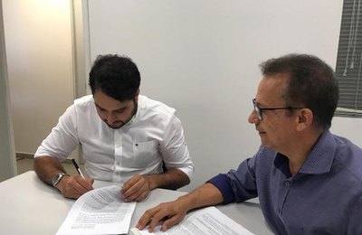 Prefeito Arthur Freitas assina convênio para pavimentação de rua em Santana do Mundaú