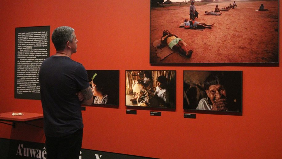 Exposição retrata jornada de Ailton Krenak por comunidades na Amazônia