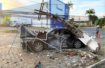 Colisões contra postes: Levantamento mensal revela tendência de crescimento das ocorrências em 2025