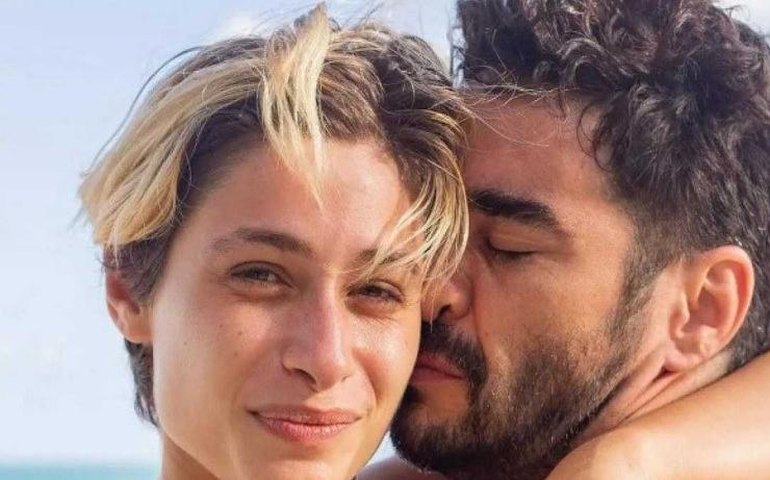 Caio Blat se pronuncia sobre beijo de Luisa Arraes em cantor: 'Só aumenta nosso amor'