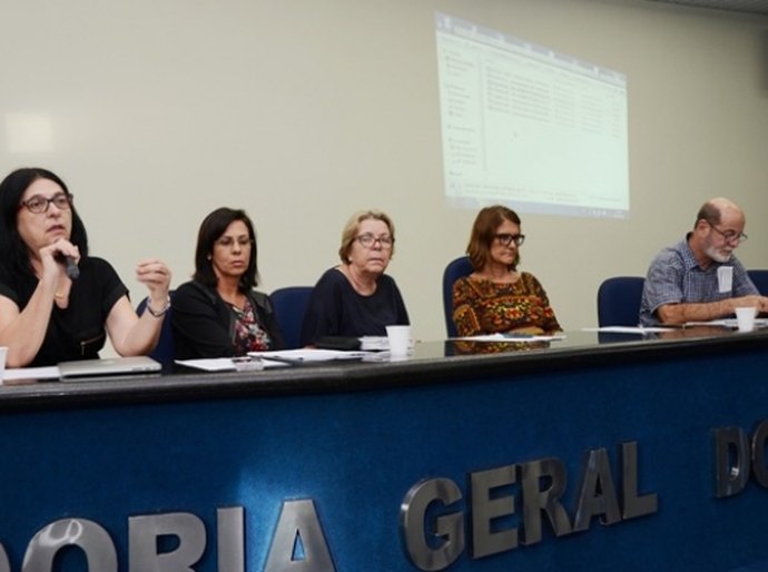 Secretária destaca Plano de Oncologia durante reunião