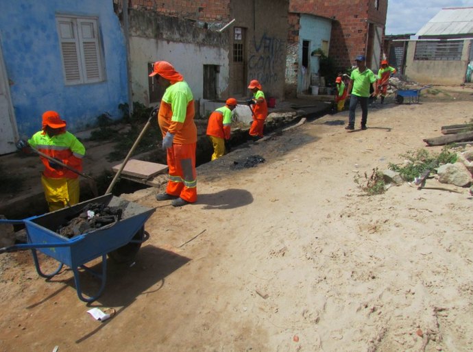 Prefeitura de Maceió realiza operação de limpeza no Bom Parto