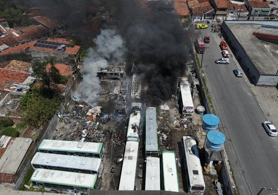 Seis ônibus foram destruídos e três foram danificados em incêndio na garagem da veleiro em Maceió