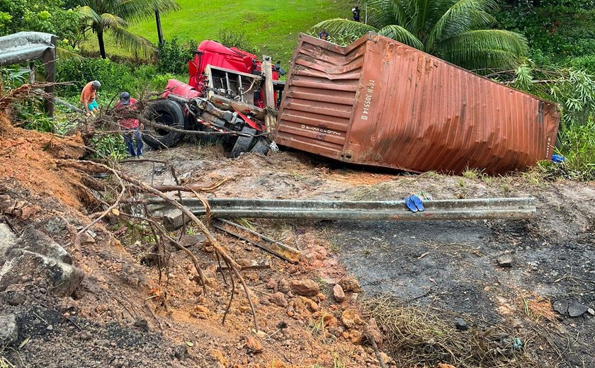 Capotamento de caminhão deixa um homem ferido em Alagoas