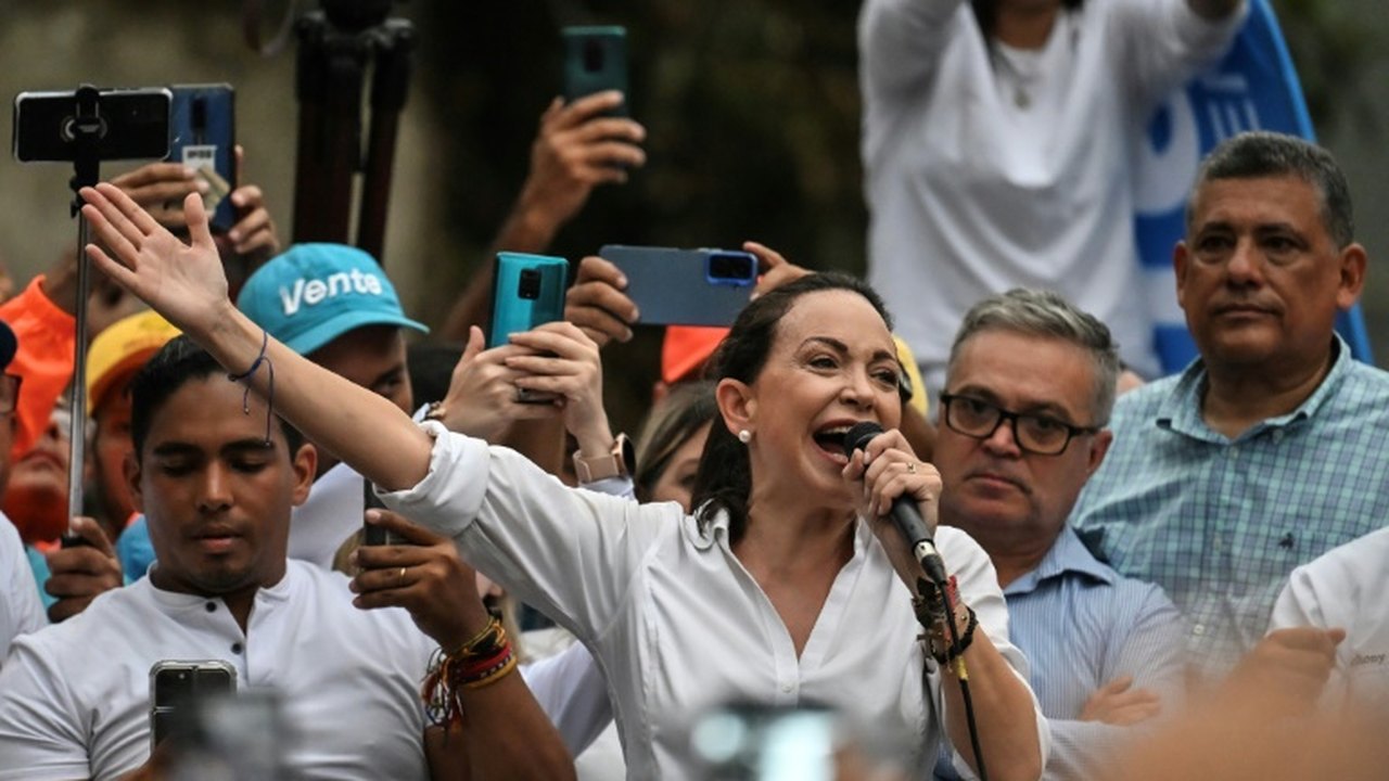 Líder opositora María Corina Machado é liberada após ser detida em saída de protesto em Caracas