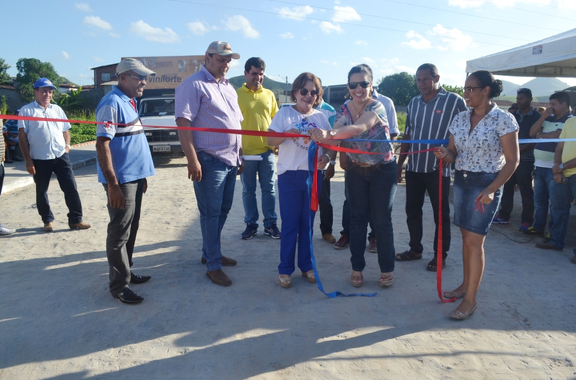 Prefeitura entrega calçamento e quadra de vôlei a população de Cajueiro