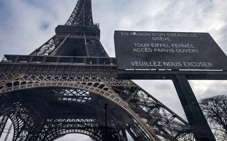 França investiga 3 pessoas após caixões serem encontrados perto da torre Eiffel