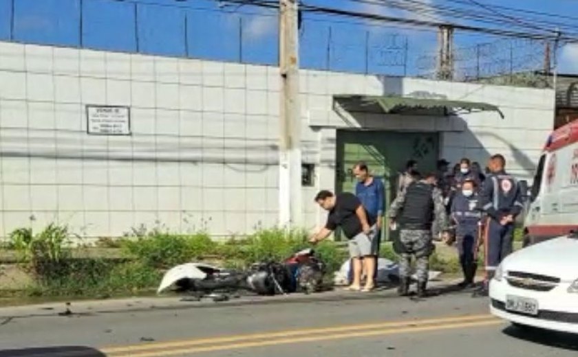 Motociclista invade contramão, bate em carro e morre em Maceió