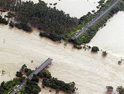 Chuva eleva nível do Rio Jacuí, no RS, e ponte na rodovia RS-287 cai