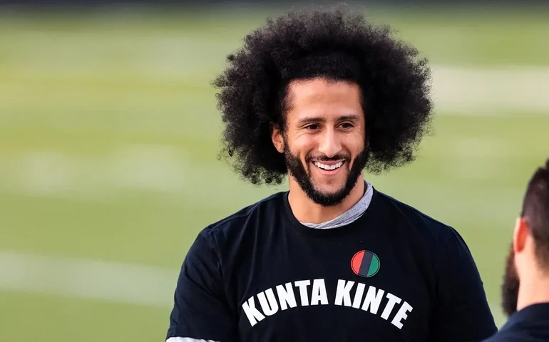 Sem atuar há sete anos após protesto, Kaepernick pede chance a time da NFL: 'ficaria honrado'